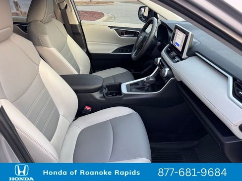 Used 2023 Toyota RAV4 XLE Premium image 15