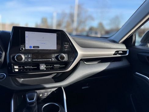 Used 2024 Toyota Highlander LE image 26