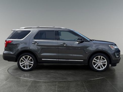 Used 2017 Ford Explorer XLT w/ Equipment Group 202A AWD/4WD image 10