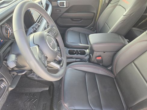 Used 2025 Jeep Wrangler Unlimited Rubicon image 15