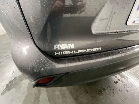 Used 2021 Toyota Highlander LE image 30