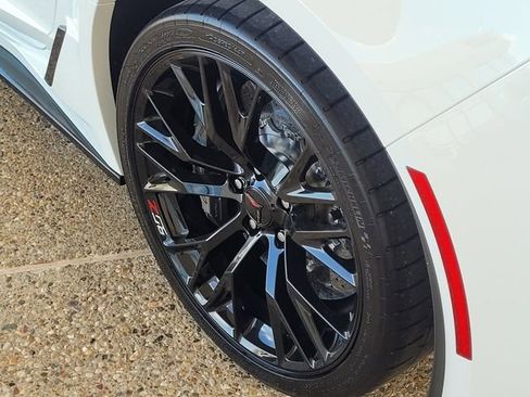 Used 2016 Chevrolet Corvette Z06 w/ 3LZ Preferred Equipment Group image 7