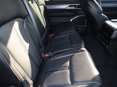 Used 2025 Jeep Wagoneer L Series II w/ 8-pass Seating Package image 22