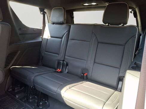 Used 2024 GMC Yukon SLT w/ SLT Premium Package image 11