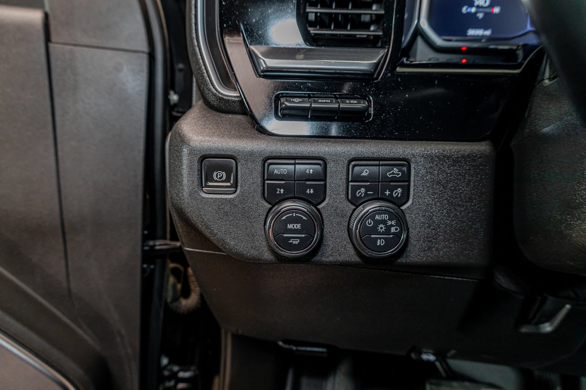 Used 2024 Chevrolet Silverado 2500 High Country w/ Technology Package AWD/4WD image 19
