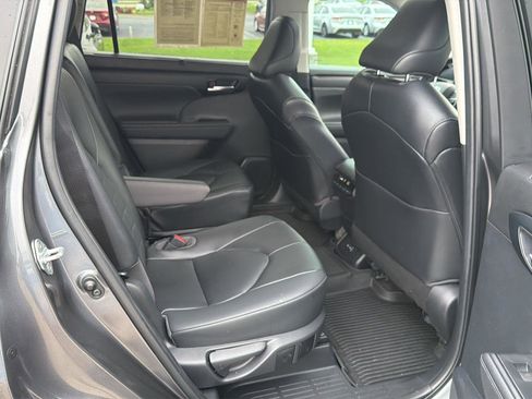 Used 2023 Toyota Highlander XLE FWD image 13