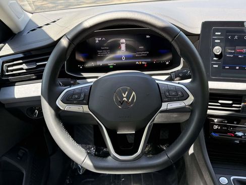 Used 2025 Volkswagen Jetta SE FWD image 18