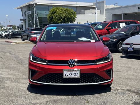 Used 2025 Volkswagen Jetta SE FWD image 4