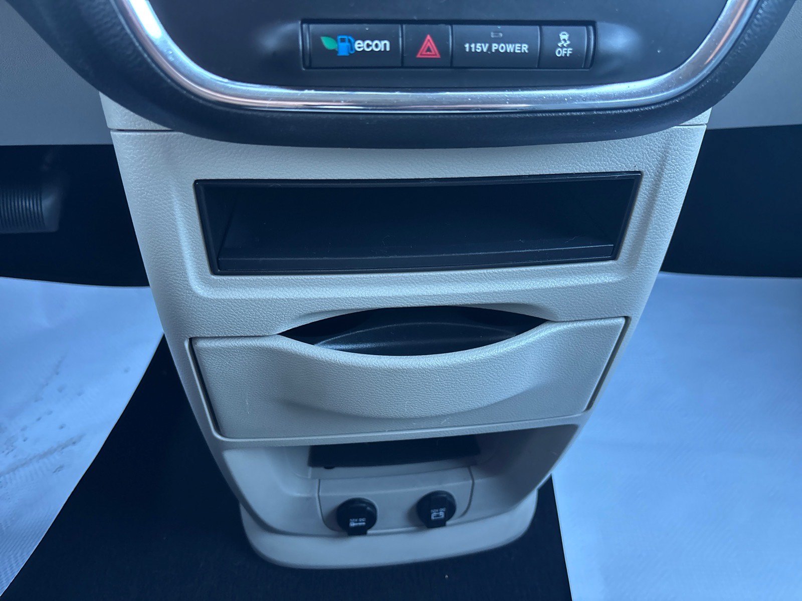 Used 2016 Chrysler Town & Country Touring FWD image 39