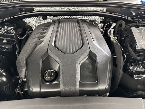 Used 2022 Porsche Macan w/ Premium Package Plus image 32