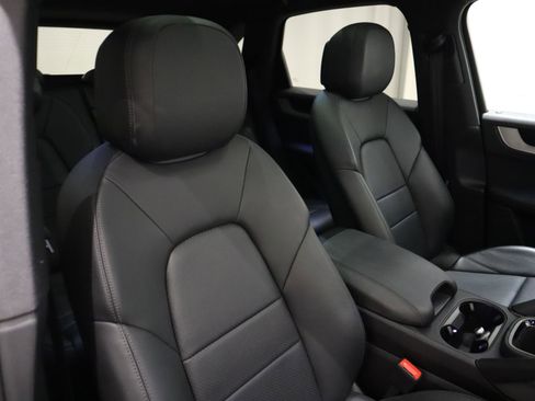 Used 2024 Porsche Cayenne AWD/4WD image 18