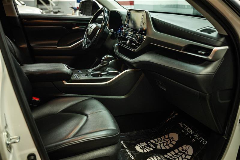 Used 2020 Toyota Highlander XLE FWD image 14