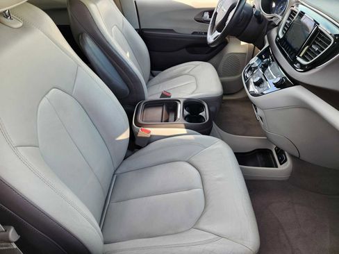 Used 2017 Chrysler Pacifica Touring-L image 13
