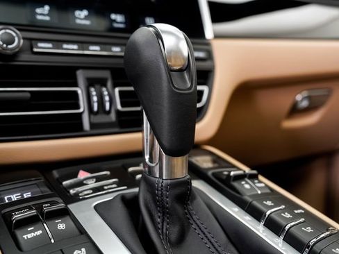 Certified 2021 Porsche Macan AWD/4WD image 21