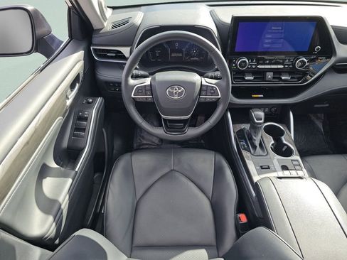 Used 2025 Toyota Highlander Limited AWD/4WD image 5