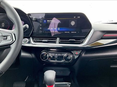 Used 2024 Chevrolet Trax RS w/ Sunroof Package image 18