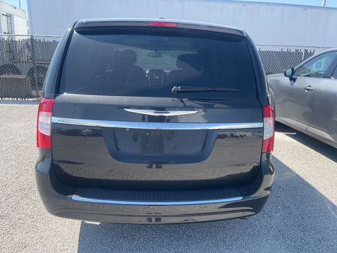 Used 2014 Chrysler Town & Country Touring-L w/ Driver Convenience Group image 7