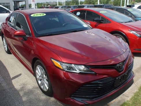 Used 2019 Toyota Camry LE FWD image 1