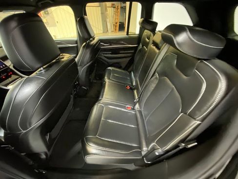 Used 2024 Jeep Grand Cherokee Limited AWD/4WD image 24