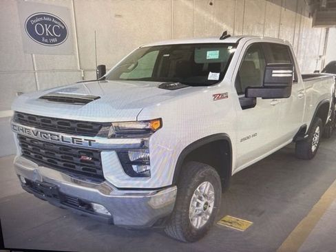 Used 2022 Chevrolet Silverado 2500 LT w/ Convenience Package AWD/4WD image 2