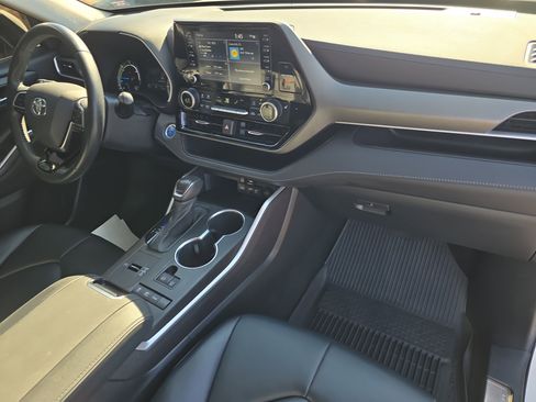Used 2021 Toyota Highlander XLE image 14