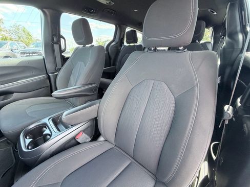 Used 2022 Chrysler Pacifica Touring FWD image 23