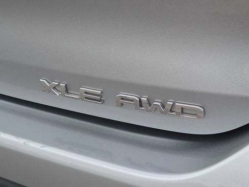 Used 2022 Toyota Highlander XLE AWD/4WD image 25