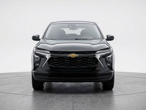 Used 2025 Chevrolet Trax LT image 2