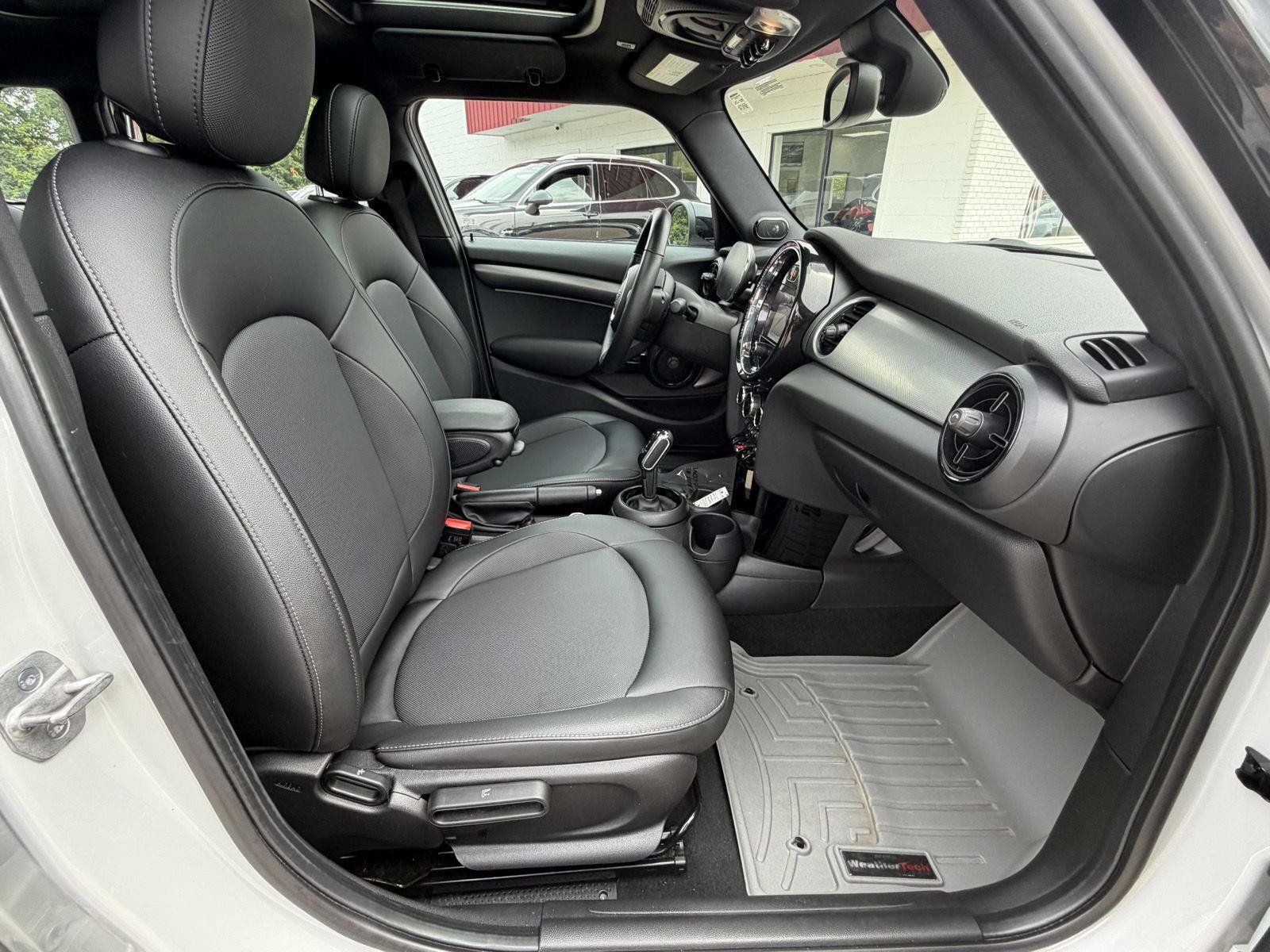 Used 2022 MINI Cooper 4-Door Hardtop w/ Premium Package FWD image 28