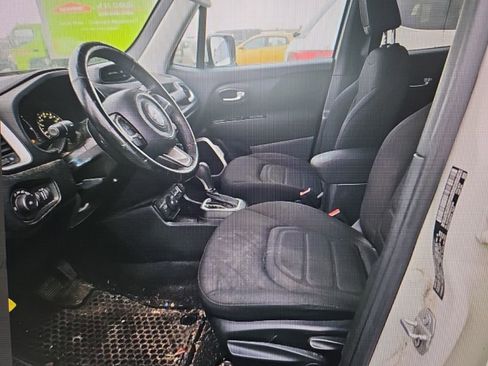 Used 2019 Jeep Renegade Latitude w/ Cold Weather Group image 5