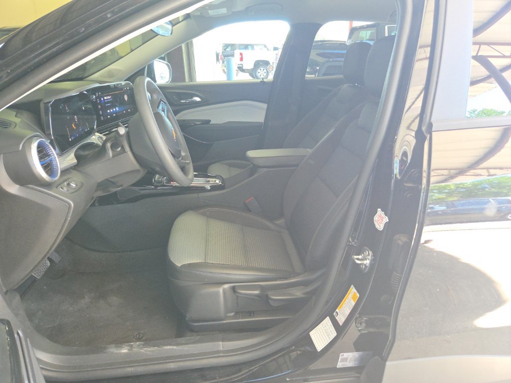 Used 2026 Chevrolet Trax LT FWD image 3