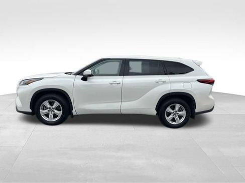 Used 2021 Toyota Highlander LE AWD/4WD image 4