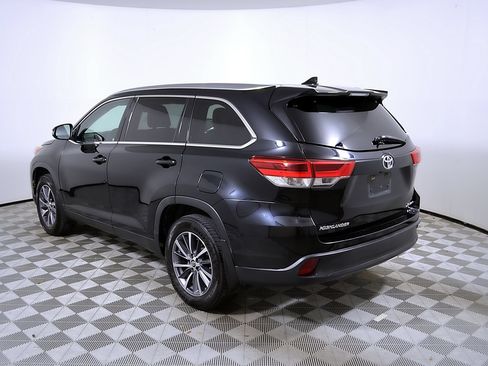 Used 2019 Toyota Highlander XLE AWD/4WD image 9