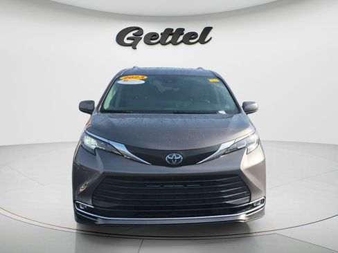 Used 2023 Toyota Sienna XLE FWD image 2