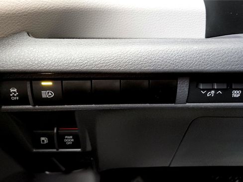 Certified 2024 Toyota Sienna XLE image 33