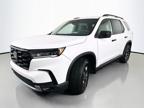 Used 2023 Honda Pilot TrailSport image 3