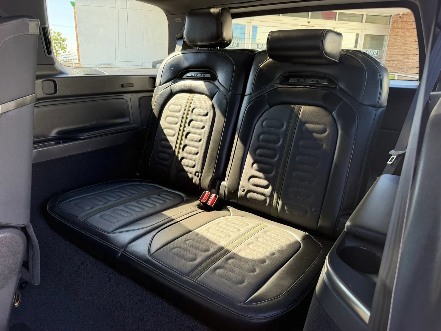 Used 2025 Rivian R1S Adventure Dual AWD/4WD image 34