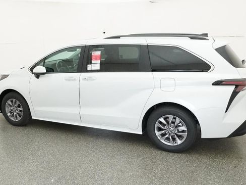 New 2026 Toyota Sienna XLE image 4