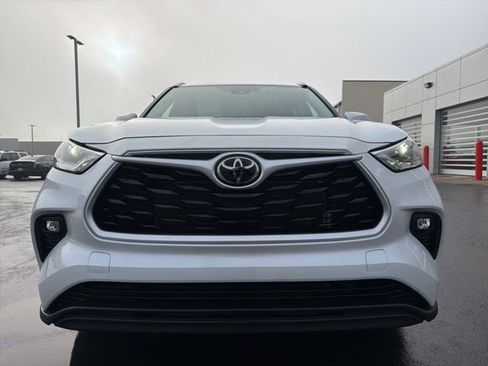 Used 2022 Toyota Highlander XLE image 2