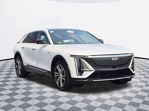 Used 2024 Cadillac Lyriq Luxury AWD/4WD image 2