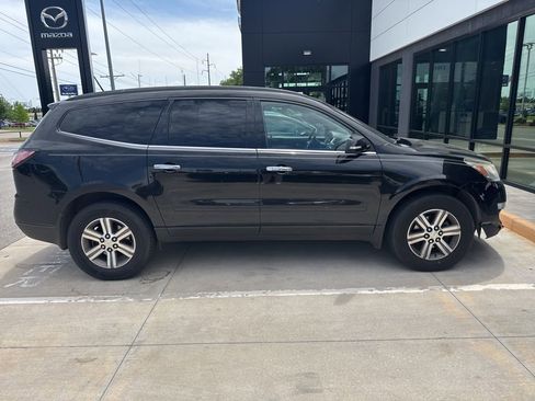 Used 2017 Chevrolet Traverse LT FWD image 4