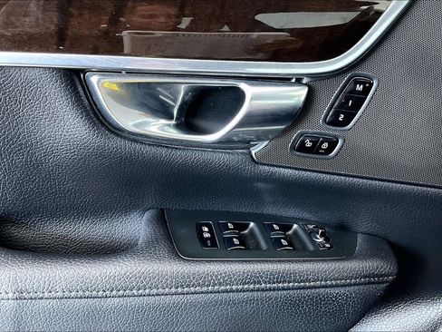 Used 2017 Volvo S90 T5 Momentum w/ Convenience Package FWD image 32