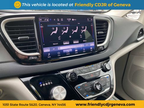 Used 2024 Chrysler Pacifica Touring-L image 18