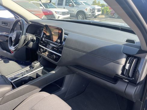 Used 2025 Nissan Pathfinder SV image 27