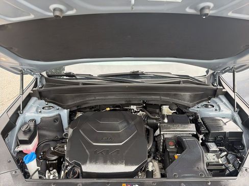 Used 2024 Kia Telluride EX w/ EX Captain's Chair Package image 12