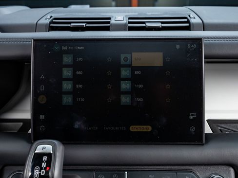 Used 2025 Land Rover Defender 110 X-Dynamic SE image 23