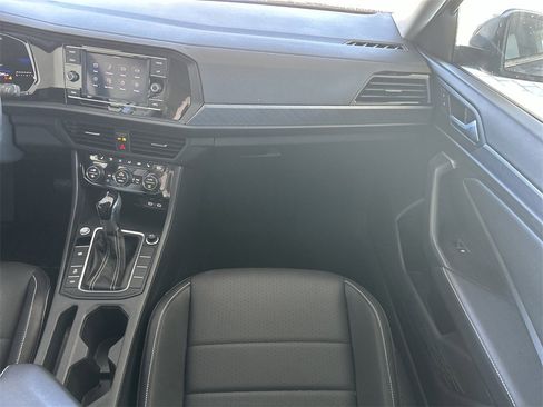 Certified 2024 Volkswagen Jetta SE w/ Panoramic Sunroof Package image 37