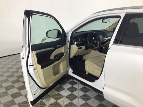 Used 2016 Toyota Highlander XLE image 11