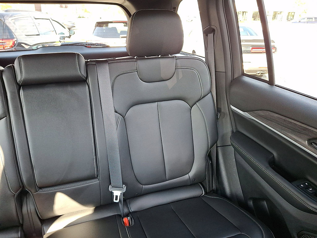Used 2025 Jeep Grand Cherokee Limited AWD/4WD image 14