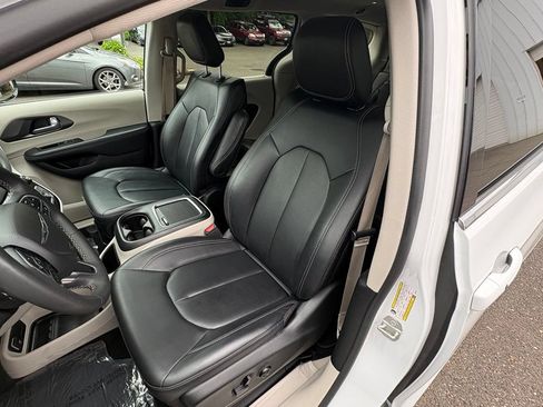 Used 2024 Chrysler Pacifica Touring-L FWD image 11
